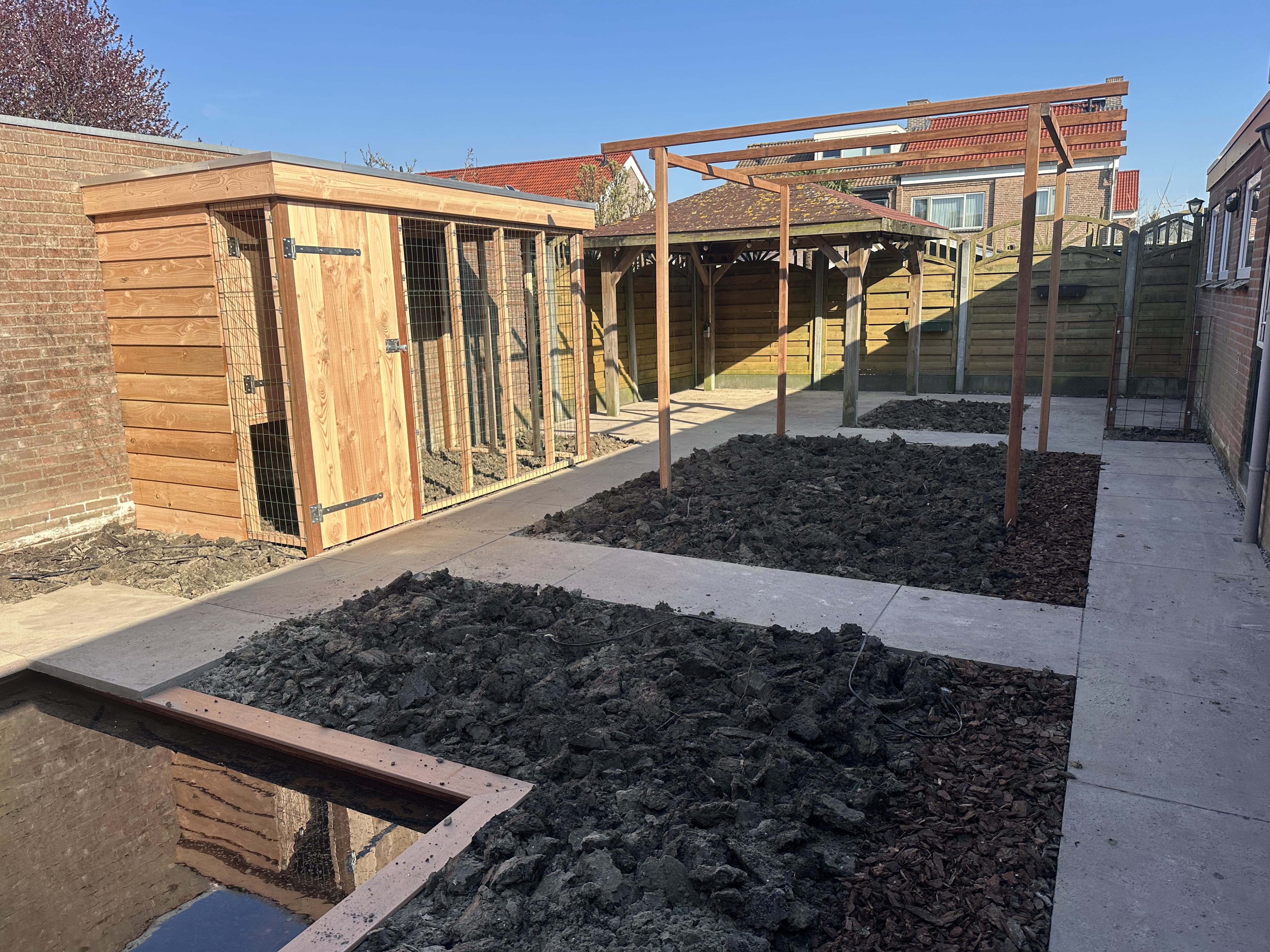 Kippenhok, pergola en waterpartij